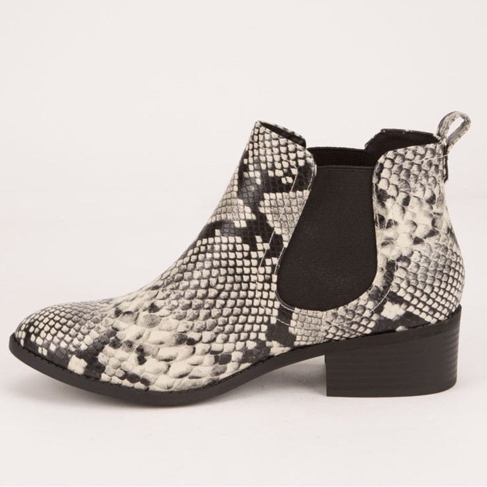 CITY CLASSIFIED Chelsea Snake Embossed Print Black & White Booties Size 7.5